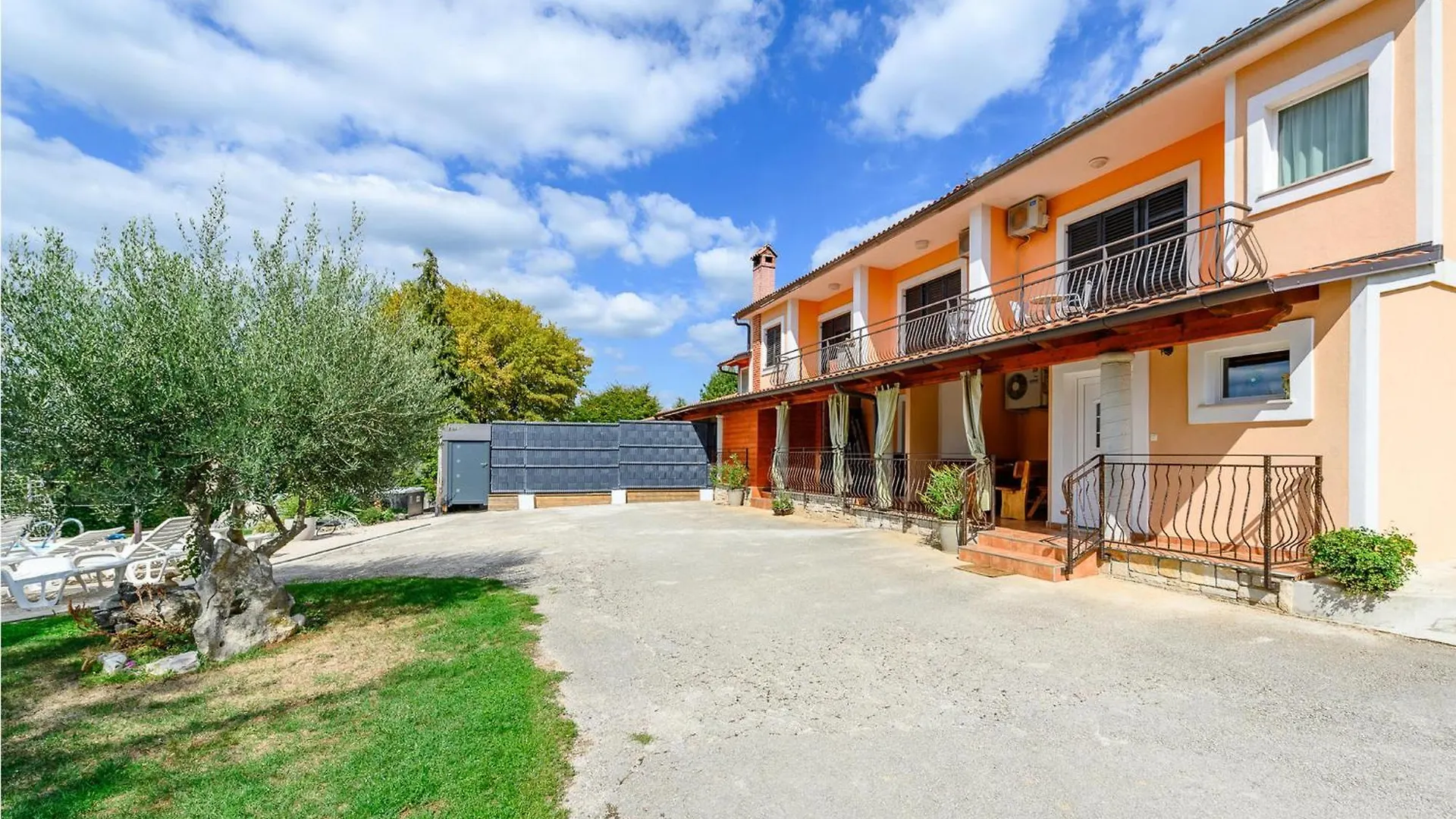 Pet Friendly Home In Pazin With Jacuzzi Holiday home Heki